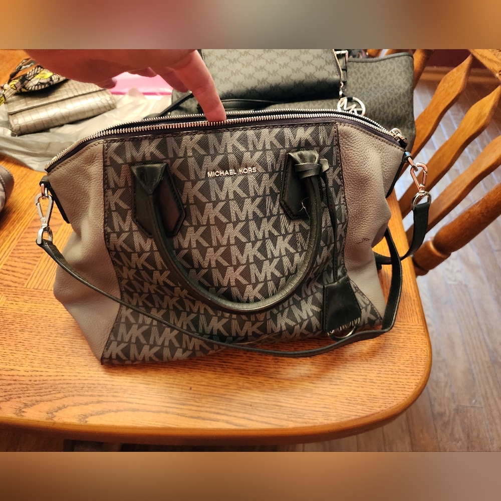 Handbag. Like new condition.   Michael kors.   Gray